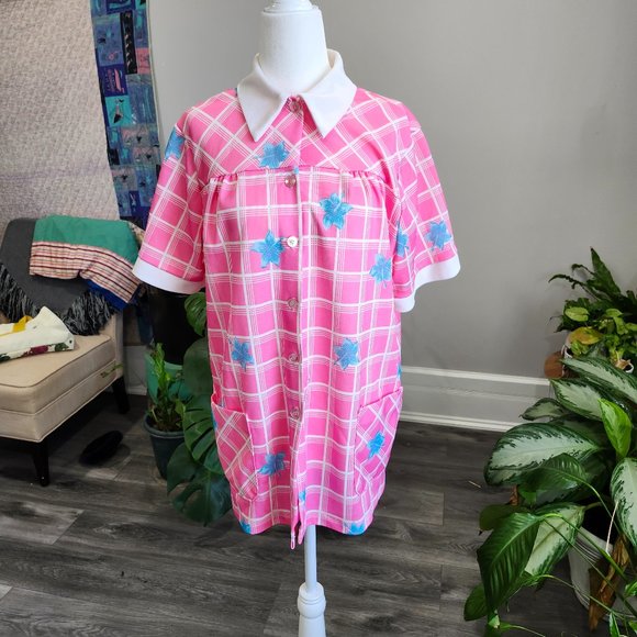 Vintage 1970's Hot Pink & White Polyknit Smock Top with Blue Hibiscus Print - Picture 1 of 8